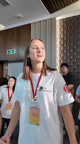 Hand in Hand: China-U.S. Youth Choirs Sing for Peace ๐ถ Hand in hand, voice to voice: China-U.S. youth sing for peace video poster