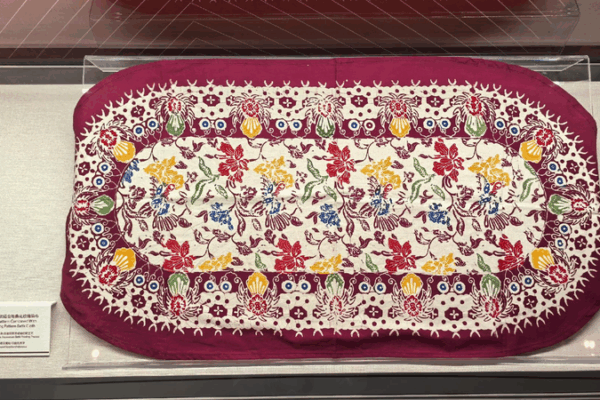 Discover Indonesian Batik: The Colorful Art that Connects Cultures ✨ Indonesian batik: An emblem of the BRICS cultural exchanges