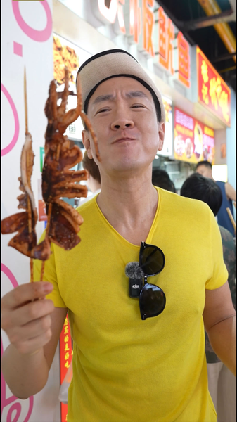Discover the Delicious Oyster Pancakes of the Chinese Mainland’s Famous Food Market! Oyster pancakes! video poster