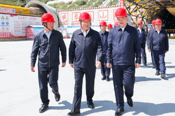 Premier Li Visits Xizang to Promote Big Projects and Help People! Premier Li urges high-quality implementation of key national projects