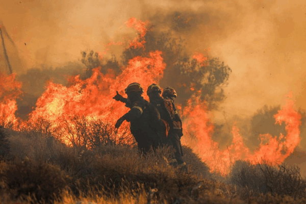 Record Heat Waves Sweep Europe π₯΅: Fires, Blackouts, and Melting Ice Cream! Record heat waves engulf Europe, leaving death and destruction