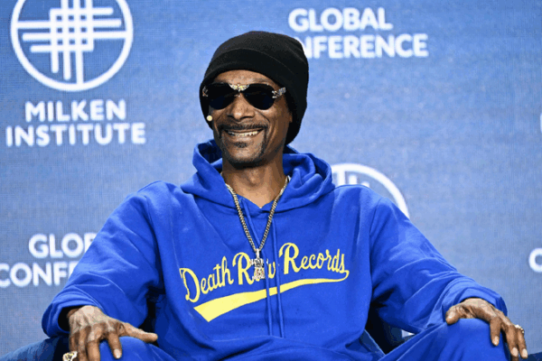 Snoop Dogg’s Love for Soccer: When Stars Embrace the Game! ⚽️🎤 Snoop Dogg joins ownership group of Welsh football club Swansea