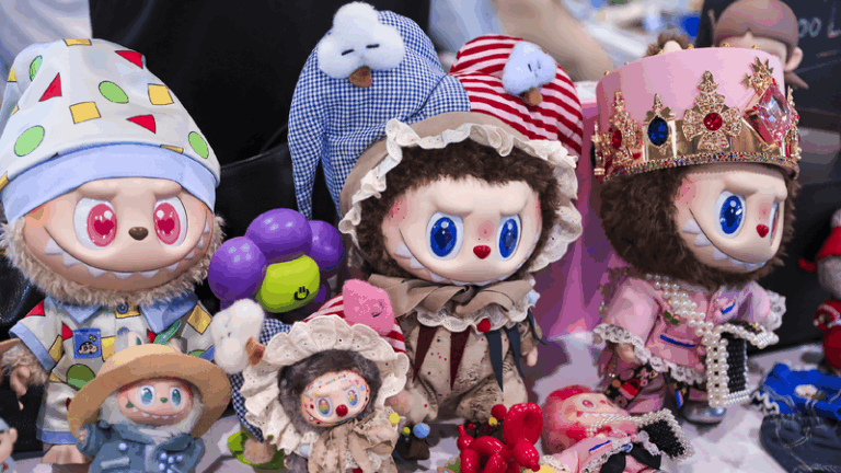 Trendy toys exhibition draws hordes of fans to Shanghai