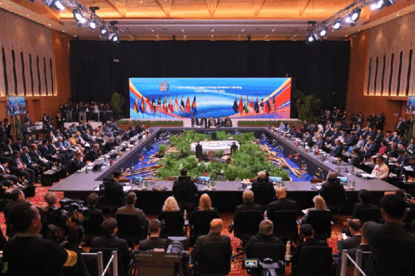 China’s Wang Yi Explains South China Sea Dispute at ASEAN Meeting π Wang Yi expounds China's position on South China Sea arbitration case