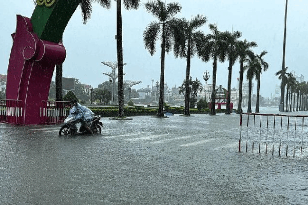 Massive Floods Hit Central Vietnam After Typhoon Wipha 🌧️ Wipha causes severe flooding in central Vietnam