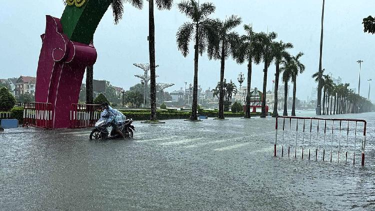 Wipha causes severe flooding in central Vietnam