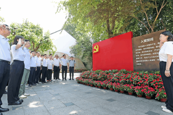 Young People Bring New Energy to the Communist Party of China π Young, primary-level members bring vitality to CPC, says expert