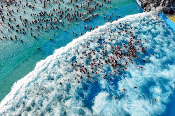 Cooling Off in Zhengzhou: Crowds Flock to Water Park for Summer Fun Zhengzhou pool offers crowd summer relief